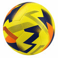 Balón de fútbol dinámico amarillo, azul y naranja