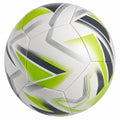 Balón de fútbol blanco con verde y negro, costuras a máquina