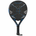 Pala de pádel hibrida con diseño aerodinámico en negro y azul