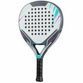 Pala de pádel versátil gris y blanca